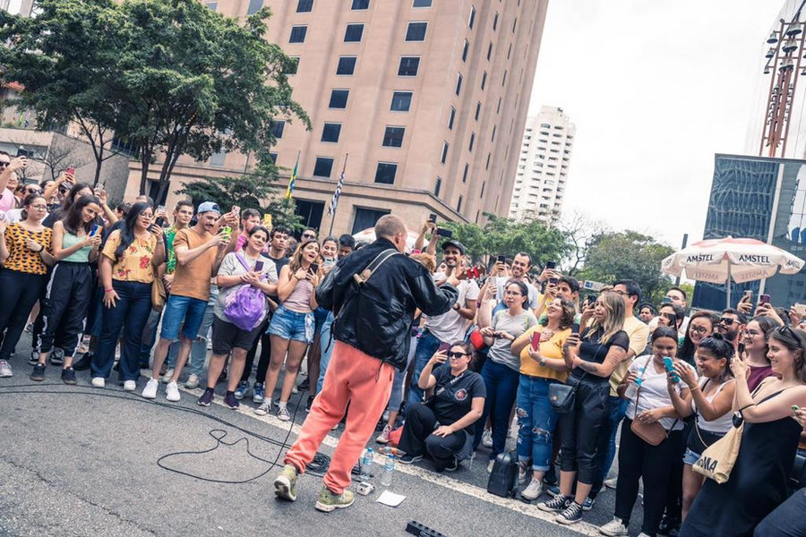 Dermot Kennedy — Busking em São Paulo · 2022